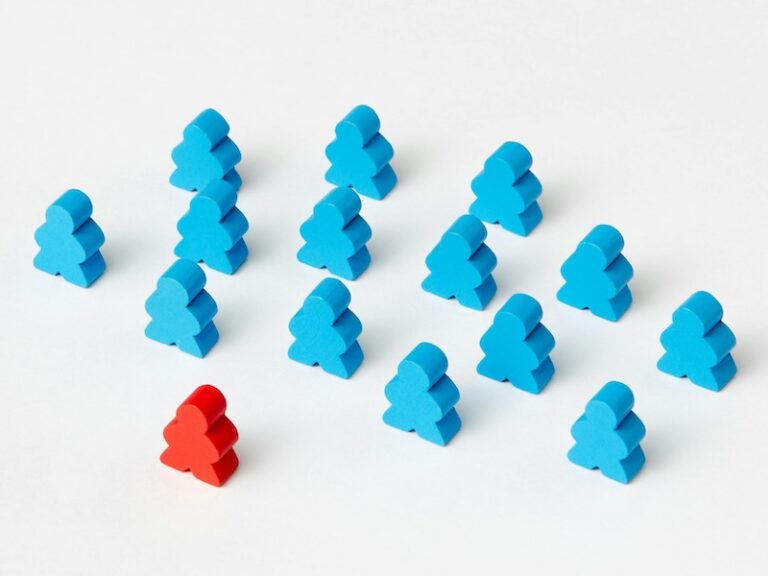 HOW TO IMPRESS HIRING MANAGERS – 21 UNIQUE WAYS TO STAND OUT FROM THE CROWD